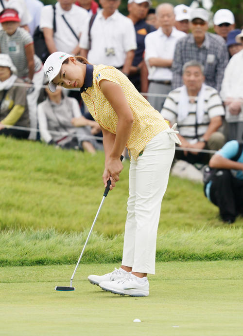 日本女子プロ選手権コニカミノルタ杯　第2R　9番、最終ホールをバーディーで締める渋野日向子（撮影・清水貴仁）