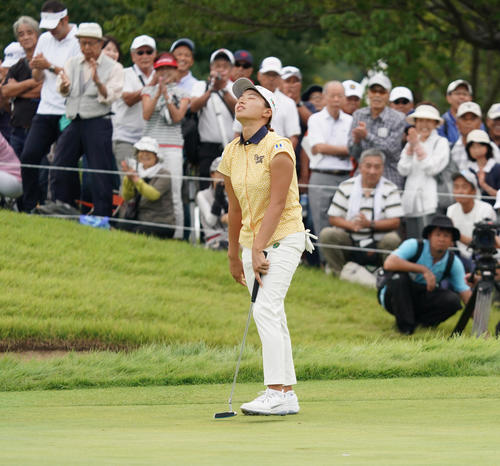 日本女子プロ選手権コニカミノルタ杯　第2R　9番、最終ホールをバーディーで締め天を仰ぐ渋野日向子（撮影・清水貴仁）