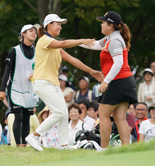 日本女子プロ選手権コニカミノルタ杯　第2R　9番、最終ホールをバーディーで締め朴仁妃（右）と抱き合う渋野日向子（撮影・清水貴仁）