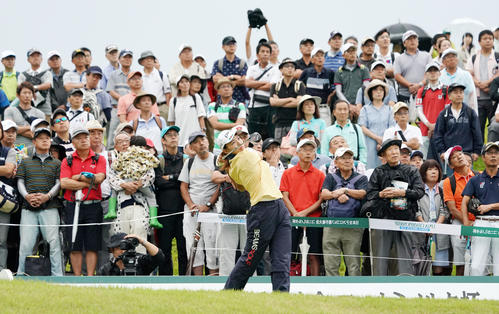 10番、ティーショットを放つ渋野（撮影・加藤哉）