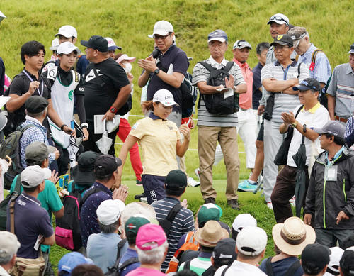 日本女子プロ選手権コニカミノルタ杯　第2R　10番、スタートホールに移動する渋野日向子（撮影・清水貴仁）