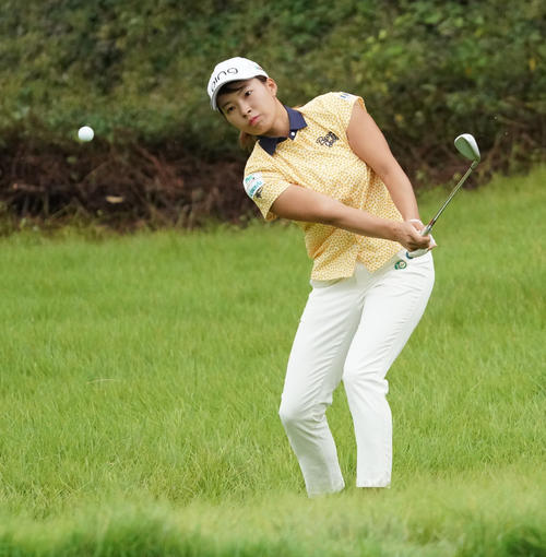 日本女子プロ選手権コニカミノルタ杯　第2R　12番、グリーン脇のアプローチもラフに捕まり脱出に失敗する渋野日向子（撮影・清水貴仁）