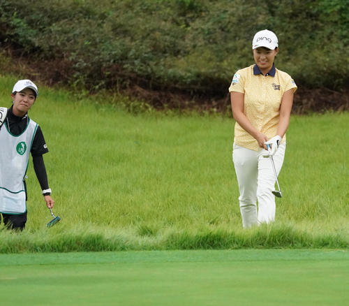日本女子プロ選手権コニカミノルタ杯　第2R　12番、グリーン脇のアプローチもラフに捕まり脱出に失敗する渋野日向子（撮影・清水貴仁）