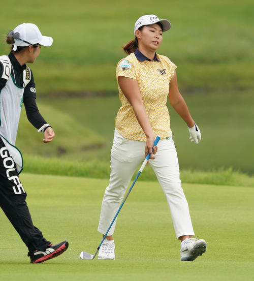 日本女子プロ選手権コニカミノルタ杯　第2R　18番、第3打がバンカーにつかまりがっくりする渋野日向子（撮影・清水貴仁）