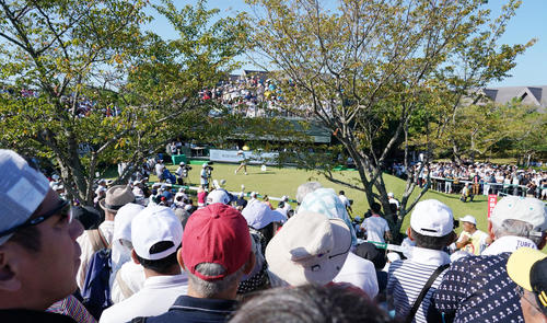 1番、大勢のギャラリーが見つめる中、ティーショットを放つ渋野(撮影・加藤哉)