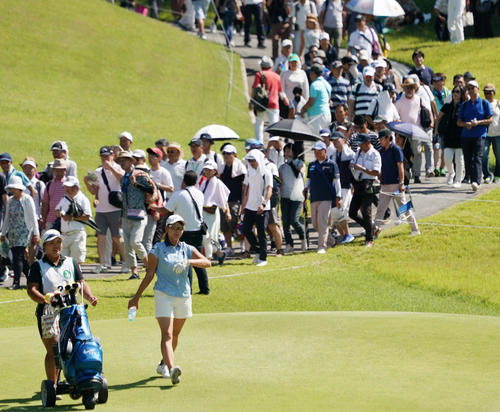 日本女子プロ選手権コニカミノルタ杯 第4R10番、大勢のギャラリーを引き連れプレーする渋野日向子(左から2人目)(撮影・清水貴仁)=2019年9月15日、チェリーヒルズGC