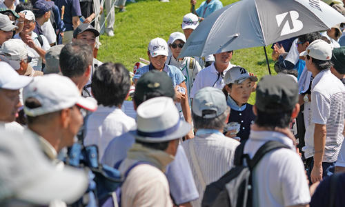 日本女子プロ選手権コニカミノルタ杯 第4R大勢のギャラリーのなか11番へ移動する渋野日向子(撮影・清水貴仁)=2019年9月15日、チェリーヒルズGC