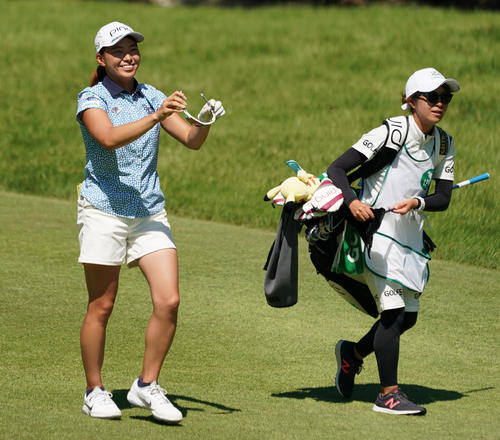 日本女子プロ選手権コニカミノルタ杯 第4R12番、ナイスオンに笑顔をみせる渋野日向子(撮影・清水貴仁)=2019年9月15日、チェリーヒルズGC