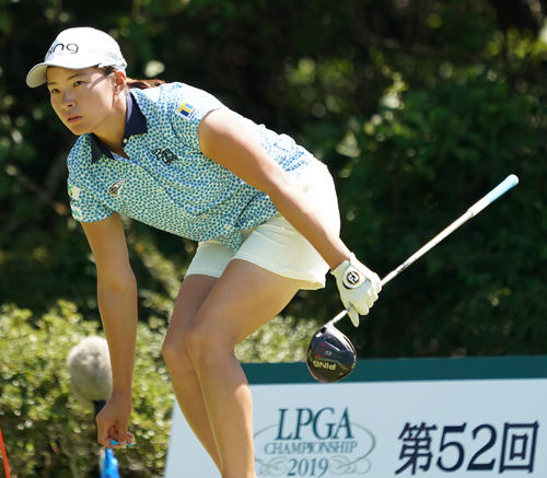 日本女子プロ選手権コニカミノルタ杯 第4R14番、ティーショットを放つ渋野日向子(撮影・清水貴仁)=2019年9月15日、チェリーヒルズGC