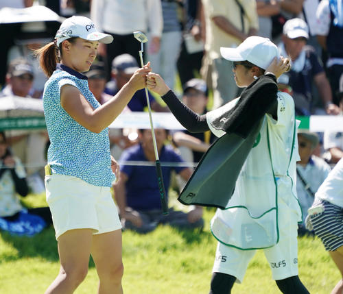 日本女子プロ選手権コニカミノルタ杯 第4R16番、ロングパットを沈め連続バーディーとする渋野日向子(撮影・清水貴仁)=2019年9月15日、チェリーヒルズGC