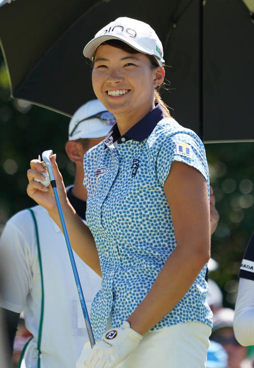 日本女子プロ選手権コニカミノルタ杯 第4R17番、ティーグラウンドで笑顔をみせる渋野日向子(撮影・清水貴仁)=2019年9月15日、チェリーヒルズGC