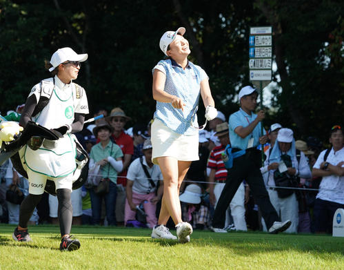 日本女子プロ選手権コニカミノルタ杯 第4R3番、ティーショットを放ち笑顔で移動する渋野日向子(撮影・清水貴仁)=2019年9月15日、チェリーヒルズGC