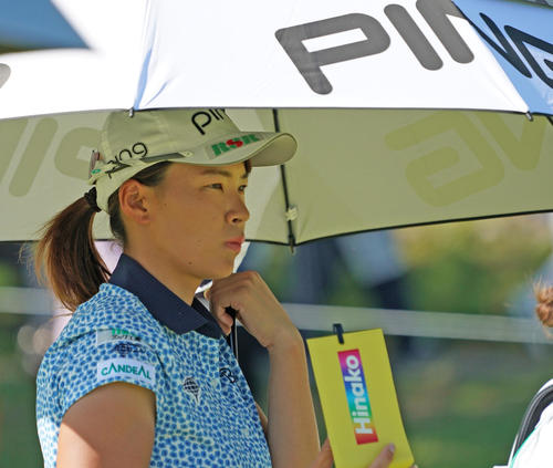 日本女子プロ選手権コニカミノルタ杯 第4R4番、グリーンへ移動する渋野日向子(撮影・清水貴仁)=2019年9月15日、チェリーヒルズGC