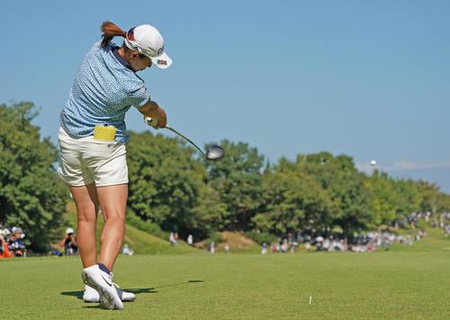 日本女子プロ選手権コニカミノルタ杯 第4R4番、ティーショットを放つ渋野日向子(撮影・清水貴仁)=2019年9月15日、チェリーヒルズGC