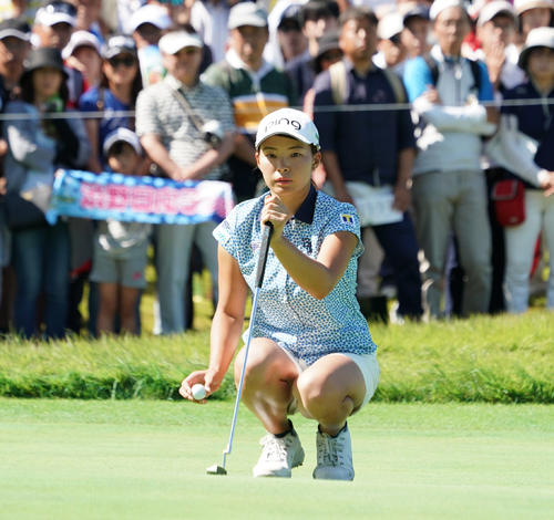 日本女子プロ選手権コニカミノルタ杯 第4R5番、ラインを読む渋野日向子(撮影・清水貴仁)=2019年9月15日、チェリーヒルズGC