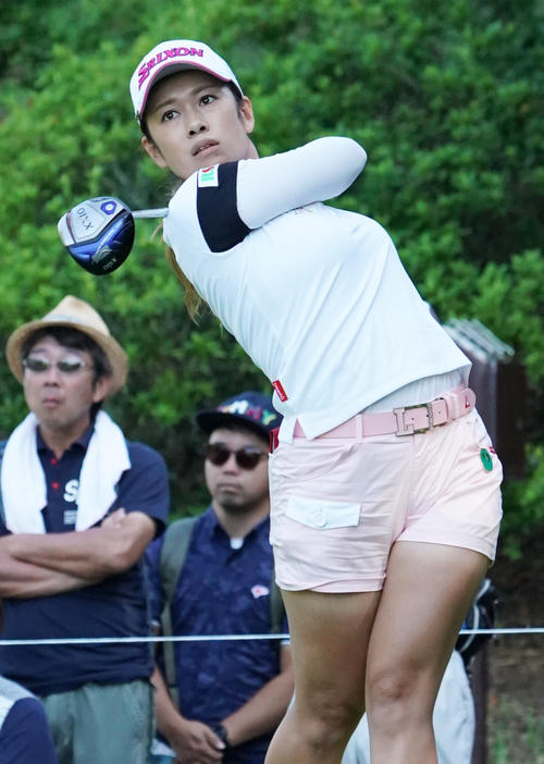 日本女子プロ選手権コニカミノルタ杯　第4R　3番、ティーショットを放つ小橋絵利子（撮影・清水貴仁）