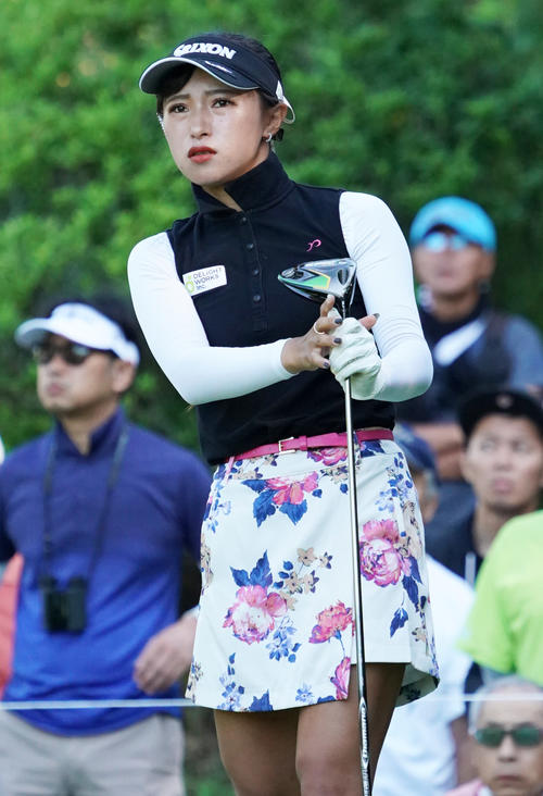 日本女子プロ選手権コニカミノルタ杯　第4R　3番、ティーショットを放つ臼井麗香（撮影・清水貴仁）
