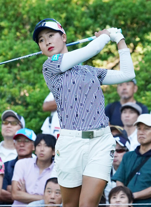日本女子プロ選手権コニカミノルタ杯　第4R　3番、ティーショットを放つ松田鈴英（撮影・清水貴仁）