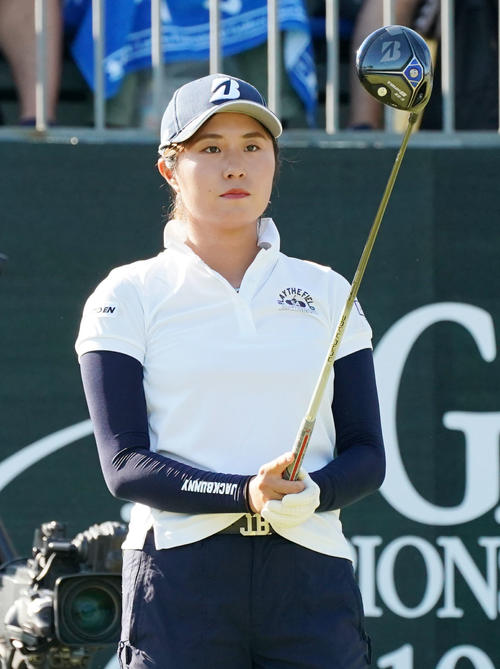 1番、フェアウェイを見る大里（撮影・加藤哉）