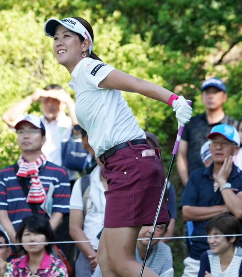 日本女子プロ選手権コニカミノルタ杯　第4R　3番、ティーショットを放つ福田真未（撮影・清水貴仁）