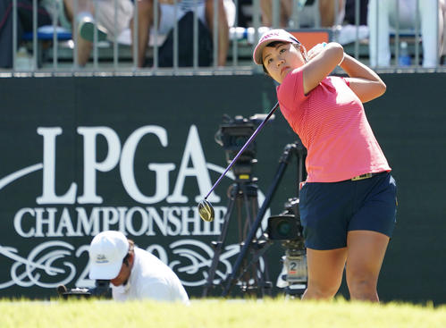 日本女子プロ選手権コニカミノルタ杯　第4R1番、ティーショットを放つ畑岡奈紗（撮影・清水貴仁）