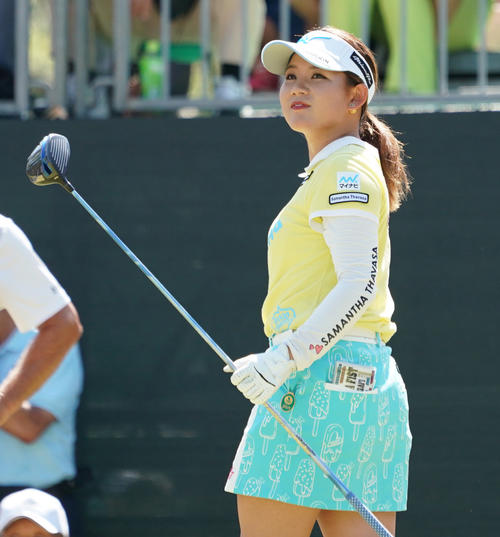 日本女子プロ選手権コニカミノルタ杯　第4R1番、ティーショットを放つ吉本ひかる（撮影・清水貴仁）