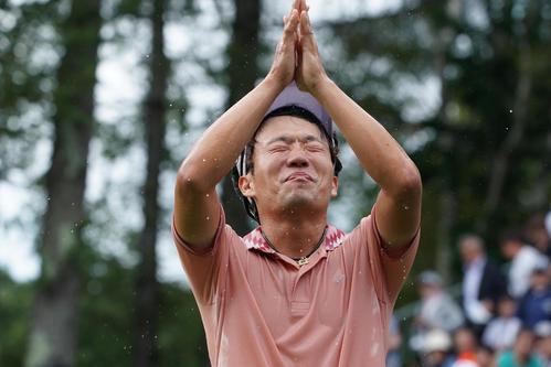プレーオフを制して優勝を決め、天に向かって両手を叩く浅地（撮影・加藤諒）/