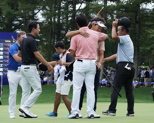 5人でのプレーオフを制して優勝を決め、健闘をたたえあう浅地（中央後方）ら選手たち（撮影・加藤諒）/
