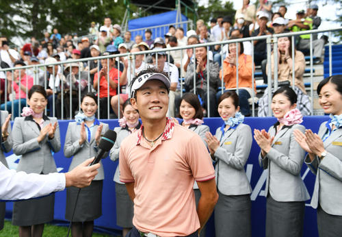 ANAオープン最終日　プレーオフを制して優勝を決め、ANAの客室乗務員に囲まれて優勝インタビューを受ける浅地（撮影・加藤諒）