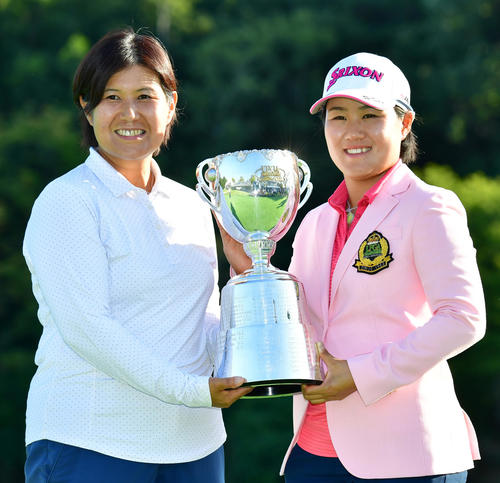 通算18アンダーで大会を制覇し母博美さん（左）とともに優勝カップを手にする畑岡（撮影・清水貴仁）