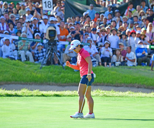 日本女子プロ選手権コニカミノルタ杯　第4R18番、最後をバーディーで締め通算18アンダーの独走で優勝する畑岡奈紗（撮影・清水貴仁）