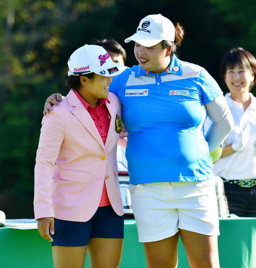 日本女子プロ選手権コニカミノルタ杯　第4R　表彰式でフォン・シャンシャン（右）と抱き合う畑岡奈紗（撮影・清水貴仁）