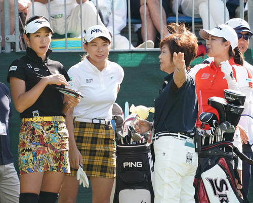 デサントレディース東海クラシック初日　1番、スタートを待つ（奥・左から）原英莉花、渋野日向子、新垣比菜（撮影・森本幸一）