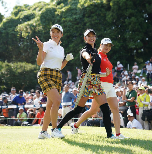 デサントレディース東海クラシック初日　1番、ティーショットを放ちスタートする（左から）渋野日向子、原英莉花、新垣比菜（撮影・森本幸一）