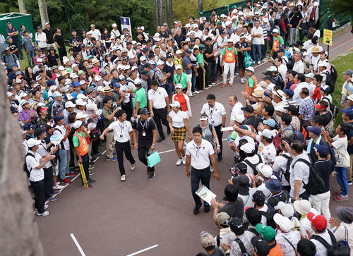 デサントレディース東海クラシック初日　たくさんのギャラリーに見送られるホールアウトした渋野日向子（撮影・森本幸一）＝2019年9月20日、新南愛知カントリークラブ美浜コース