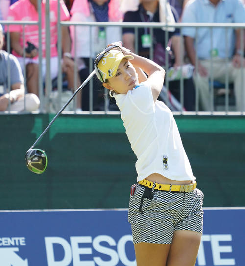 デサントレディース東海クラシック初日　1番、ティーショットを放つ上田桃子（撮影・森本幸一）