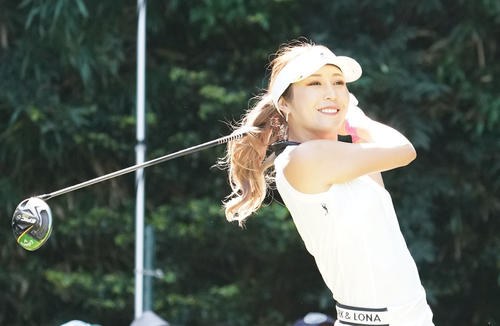 18番、ティーショットを放つ金田久美子（撮影・森本幸一）