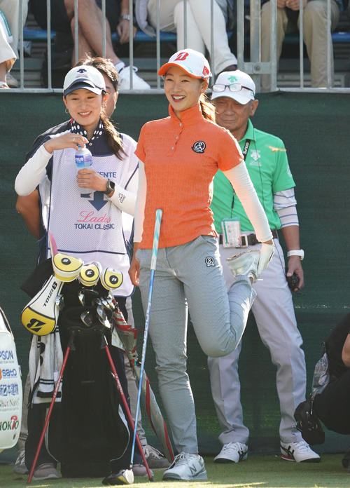 デサントレディース東海クラシック初日　1番、笑顔でスタートを待つ松田鈴英（撮影・森本幸一）
