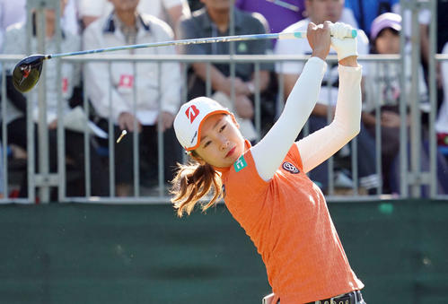 デサントレディース東海クラシック初日　1番、ティーショットを放つ松田鈴英（撮影・森本幸一）＝2019年9月20日、新南愛知カントリークラブ美浜コース