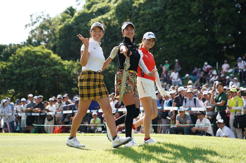 1番、ティーショットを放ちスタートする（左から）渋野日向子、原英莉花、新垣比菜（撮影・森本幸一）