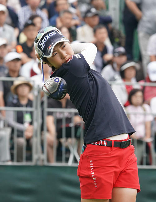 デサントレディース東海クラシック2日目　1番、ティーショットを放つ小野祐夢（撮影・森本幸一）
