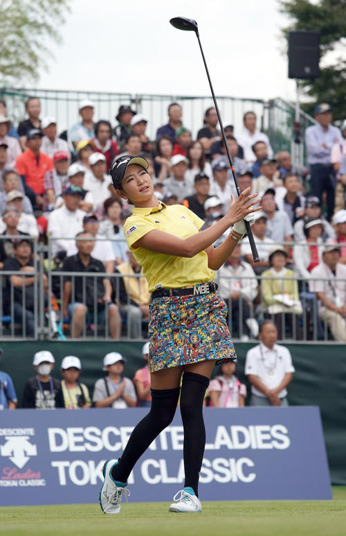 デサントレディース東海クラシック2日目　1番、ティーショットを放つ原英莉花（撮影・森本幸一）