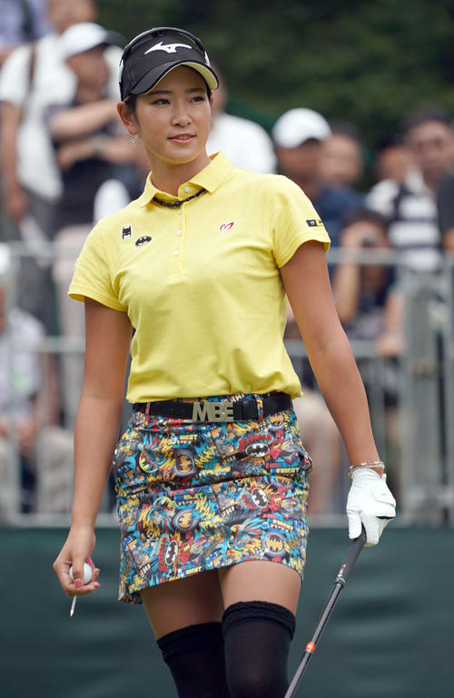 デサントレディース東海クラシック2日目　1番、コースを見つめる原英莉花（撮影・森本幸一）