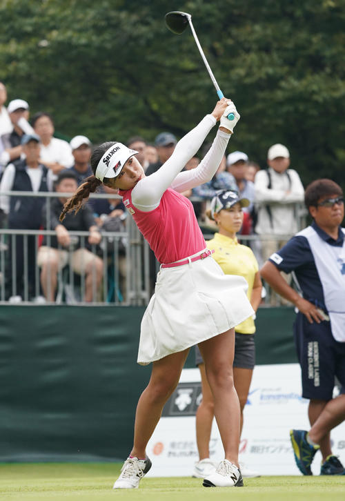 デサントレディース東海クラシック2日目　1番、ティーショットを放った臼井麗香（撮影・森本幸一）