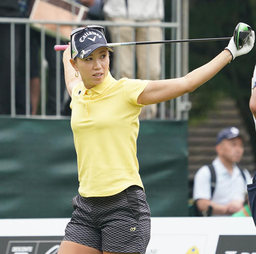 デサントレディース東海クラシック2日目　1番、ストレッチをする上田桃子（撮影・森本幸一）