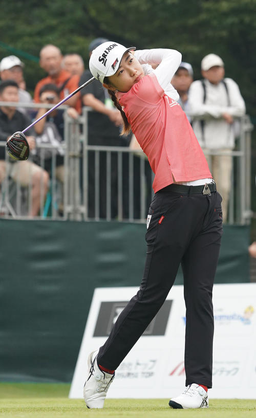 デサントレディース東海クラシック2日目　1番、ティーショットを放つ安田祐香（撮影・森本幸一）