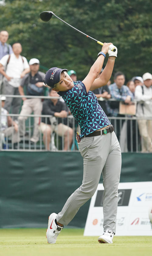 デサントレディース東海クラシック2日目　1番、ティーショットを放つ成田美寿々（撮影・森本幸一）