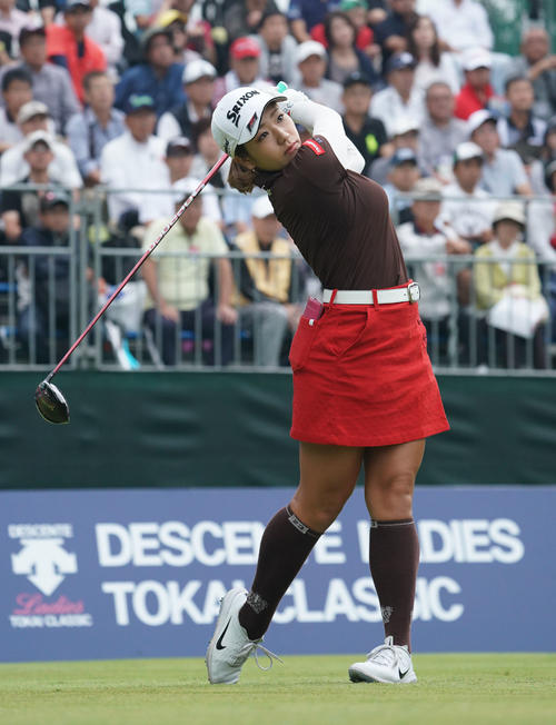 デサントレディース東海クラシック2日目　1番、ティーショットを放つ安田彩乃（撮影・森本幸一）
