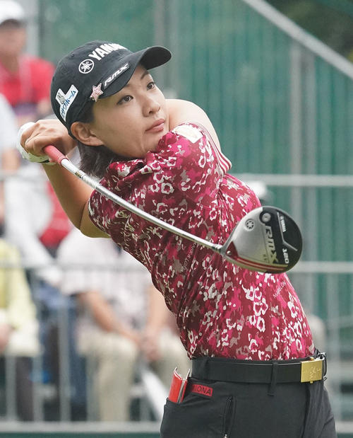 デサントレディース東海クラシック2日目　1番、ティーショットを放つ永井花奈（撮影・森本幸一）