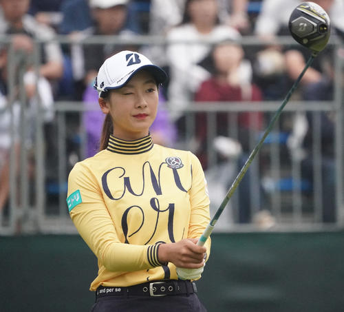 デサントレディース東海クラシック2日目　1番、ねらいを定める松田鈴英（撮影・森本幸一）